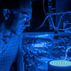 Fernando Uribe-Romo con su invento. Imagen: Universidad de Florida Central